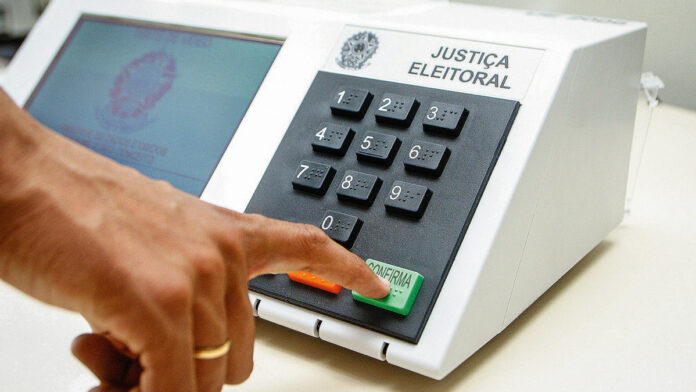 DemonstraÁ¿o do uso da urna eletrÙnica para as eleiÁ¿es de 2006.