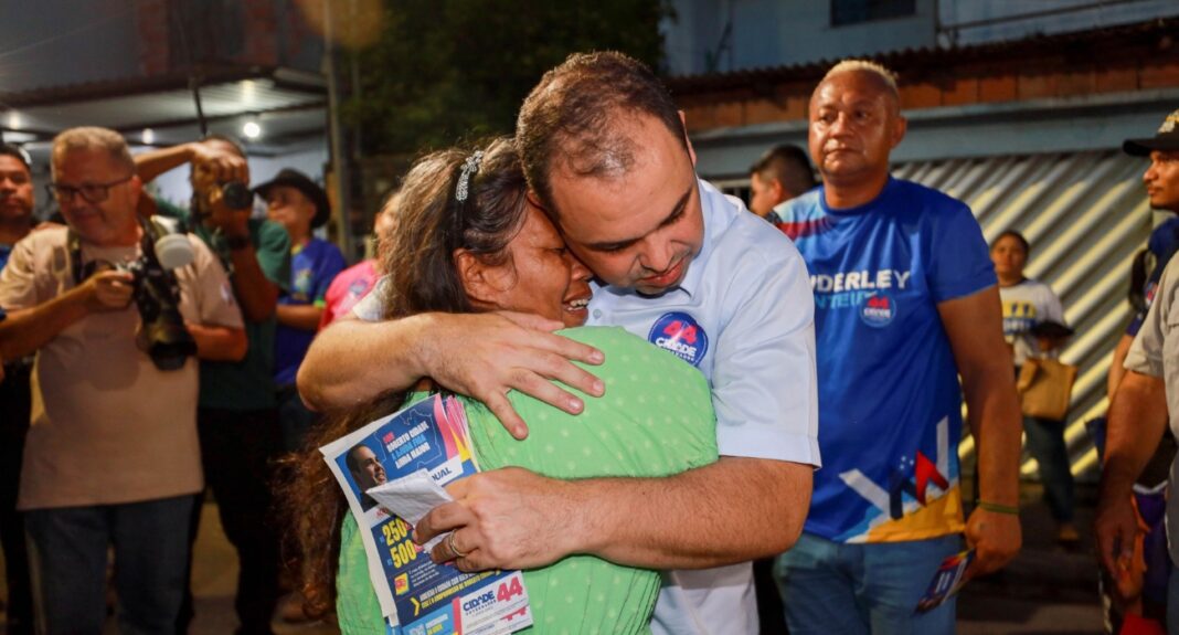 Governador durante caminhada no Zumbi / assessoria